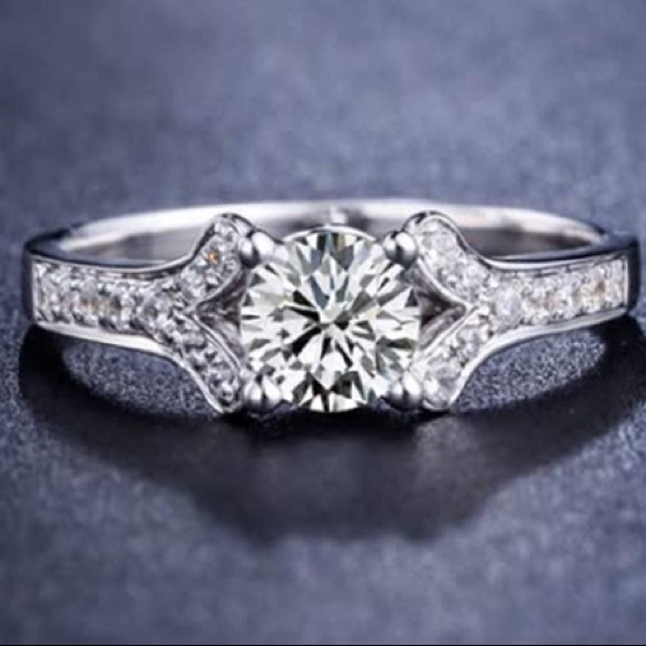 18K WHITE GOLD CZ DIAMOND SOLITAIRE RING - Picture 2 of 4